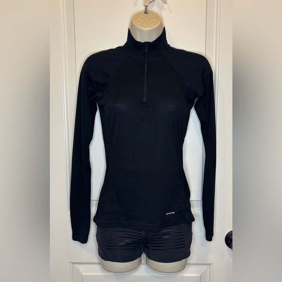 (32)Patagonia Black Fitted Long Sleeve Half Zip Light Jacket - Picture 1 of 2
